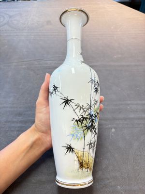 A Chinese polychrome 'peacock and bamboo' eggshell vase, signed Yuan Qing 元清, Jing De Zhen Zhi 景德鎮制 mark, 20th C. — photo 4