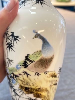 A Chinese polychrome 'peacock and bamboo' eggshell vase, signed Yuan Qing 元清, Jing De Zhen Zhi 景德鎮制 mark, 20th C. — photo 7