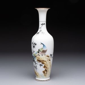 A Chinese polychrome 'peacock and bamboo' eggshell vase, signed Yuan Qing 元清, Jing De Zhen Zhi 景德鎮制 mark, 20th C. — photo 1