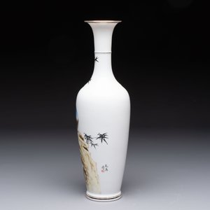 A Chinese polychrome 'peacock and bamboo' eggshell vase, signed Yuan Qing 元清, Jing De Zhen Zhi 景德鎮制 mark, 20th C. — photo 2