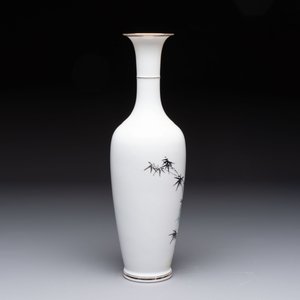 A Chinese polychrome 'peacock and bamboo' eggshell vase, signed Yuan Qing 元清, Jing De Zhen Zhi 景德鎮制 mark, 20th C. — photo 3