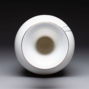 A Chinese polychrome 'peacock and bamboo' eggshell vase, signed Yuan Qing 元清, Jing De Zhen Zhi 景德鎮制 mark, 20th C. — photo 5