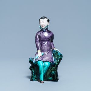 A Chinese polychrome porcelain figure of a seated lady, 19/20th C. — photo 2