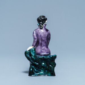 A Chinese polychrome porcelain figure of a seated lady, 19/20th C. — photo 3