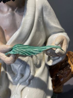 A Chinese polychrome sculpture of a lumberjack, Jingdezheng mark, 20th C. — 照片 2