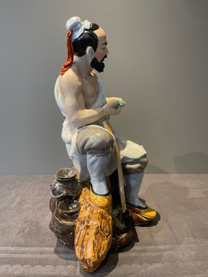 A Chinese polychrome sculpture of a lumberjack, Jingdezheng mark, 20th C. — 照片 5