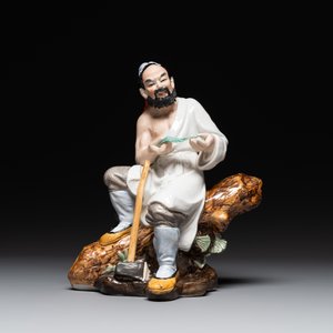 A Chinese polychrome sculpture of a lumberjack, Jingdezheng mark, 20th C. — 照片 2