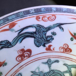 A Chinese polychrome Swatow charger with dragons and phoenixes, Ming — 照片 4