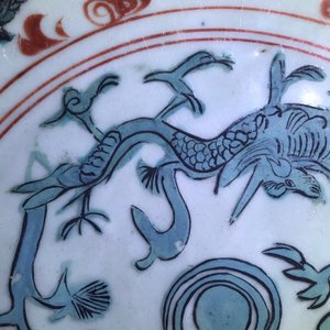 A Chinese polychrome Swatow charger with dragons and phoenixes, Ming — 照片 5