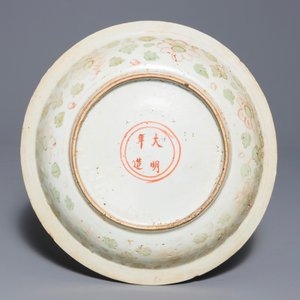 A Chinese polychrome Swatow charger with figures in a temple, Ming — photo 2