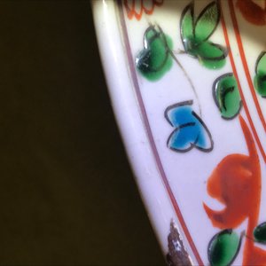 A Chinese polychrome Swatow dish with two figures in a landscape, Ming — 照片 3