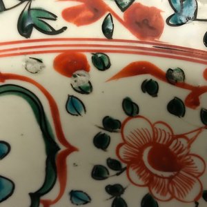A Chinese polychrome Swatow dish with two figures in a landscape, Ming — 照片 8
