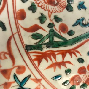 A Chinese polychrome Swatow dish with two figures in a landscape, Ming — 照片 9