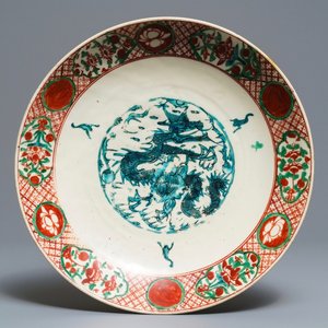 A Chinese polychrome Swatow 'dragon' dish, Ming — 照片 1