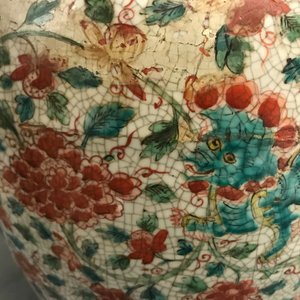A Chinese polychrome Swatow jar with Buddhist lions among peony scrolls, Ming — photo 12