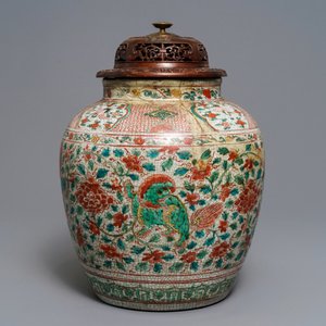 A Chinese polychrome Swatow jar with Buddhist lions among peony scrolls, Ming — photo 3