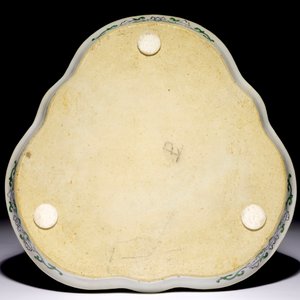 A Chinese polychrome triangular dish with “Shou” characters, 19th C. — 照片 2