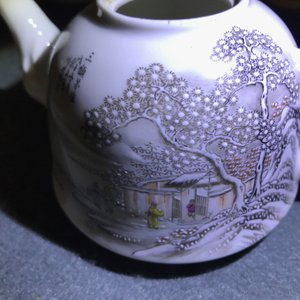 A Chinese polychrome 'winter landscape' teapot and a covered mug, 20th C. — 照片 11