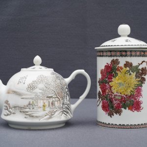 A Chinese polychrome 'winter landscape' teapot and a covered mug, 20th C. — 照片 21