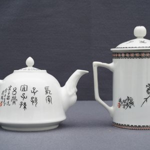 A Chinese polychrome 'winter landscape' teapot and a covered mug, 20th C. — 照片 22