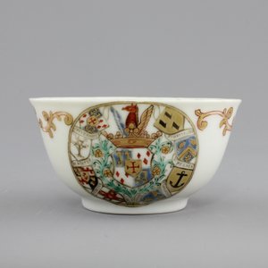 A Chinese porcelain armorial cup and saucer with Van Reverhorst coat of arms, Qianlong, ca. 1745 — photo 6
