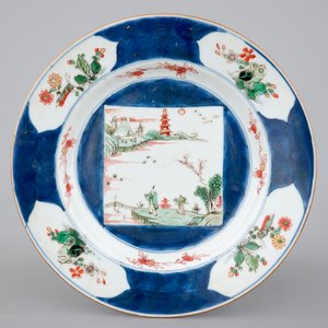 A Chinese porcelain bleu poudré and famille verte plate, Kangxi, ca. 1700 — photo 1