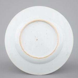 A Chinese porcelain bleu poudré and famille verte plate, Kangxi, ca. 1700 — photo 2