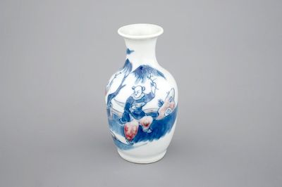 Un vase en bleu, blanc et rouge en porcelaine de Chine, 19/20ème