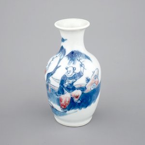 A Chinese porcelain blue and underglaze red vase with a playing boy, 19/20th C — 照片 1