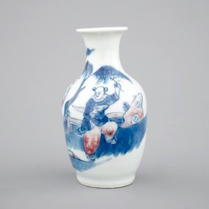 A Chinese porcelain blue and underglaze red vase with a playing boy, 19/20th C — 照片 2