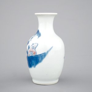 A Chinese porcelain blue and underglaze red vase with a playing boy, 19/20th C — 照片 3