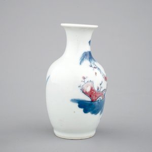 A Chinese porcelain blue and underglaze red vase with a playing boy, 19/20th C — 照片 4