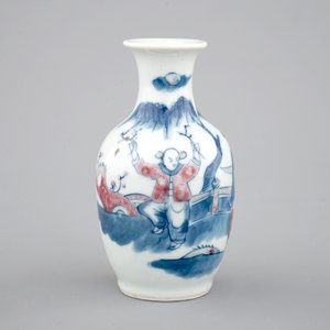 A Chinese porcelain blue and underglaze red vase with a playing boy, 19/20th C — 照片 5