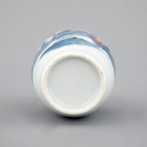 A Chinese porcelain blue and underglaze red vase with a playing boy, 19/20th C — 照片 7