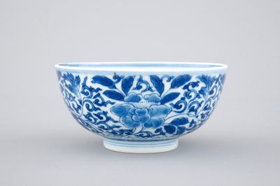 Un bol en porcelaine de Chine bleu et blanc au décor floral, 19/20ème