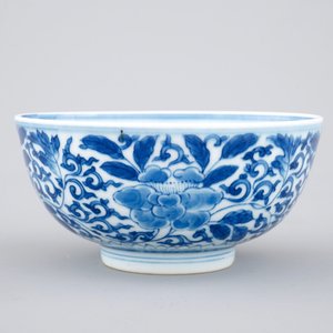 Un bol en porcelaine de Chine bleu et blanc au décor floral, 19/20ème — photo 1