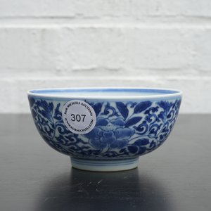 Un bol en porcelaine de Chine bleu et blanc au décor floral, 19/20ème — photo 11