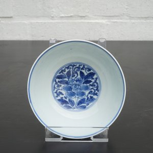 Un bol en porcelaine de Chine bleu et blanc au décor floral, 19/20ème — photo 13
