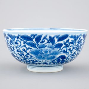 Un bol en porcelaine de Chine bleu et blanc au décor floral, 19/20ème — photo 2