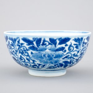 Un bol en porcelaine de Chine bleu et blanc au décor floral, 19/20ème — photo 3