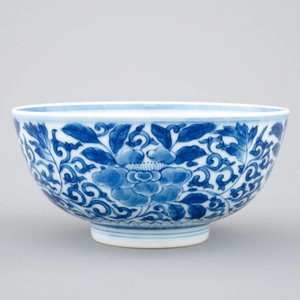 Un bol en porcelaine de Chine bleu et blanc au décor floral, 19/20ème — photo 4