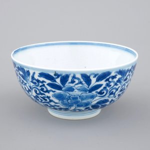Un bol en porcelaine de Chine bleu et blanc au décor floral, 19/20ème — photo 5