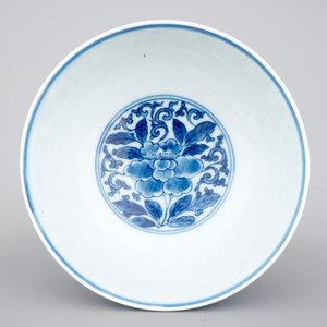 Un bol en porcelaine de Chine bleu et blanc au décor floral, 19/20ème — photo 6