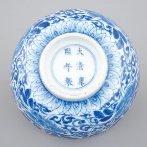 Un bol en porcelaine de Chine bleu et blanc au décor floral, 19/20ème — photo 7