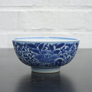 Un bol en porcelaine de Chine bleu et blanc au décor floral, 19/20ème — photo 8
