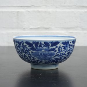 Un bol en porcelaine de Chine bleu et blanc au décor floral, 19/20ème — photo 9