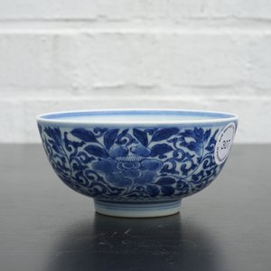 Un bol en porcelaine de Chine bleu et blanc au décor floral, 19/20ème — photo 10