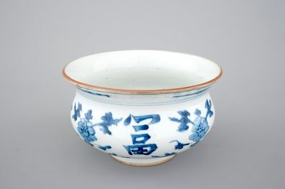 Un brûle parfum en porcelaine de Chine bleu et blanc, fin de la Dynastie Ming
