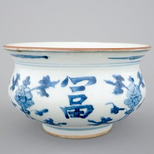Un brûle parfum en porcelaine de Chine bleu et blanc, fin de la Dynastie Ming — photo 4