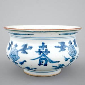 Un brûle parfum en porcelaine de Chine bleu et blanc, fin de la Dynastie Ming — photo 5